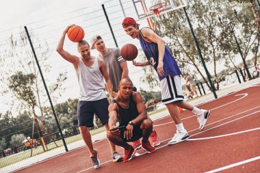 Grup Genç basketbol arena sahasına poz alarak selfie cep telefonu giyim spor