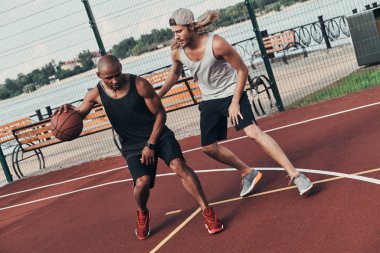 iki arkadaş açık havada basketbol arena sahada basketbol