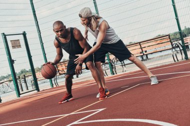 iki arkadaş açık havada basketbol arena sahada basketbol
