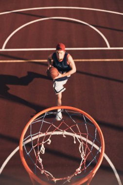 sporcu açık havada basketbol oynarken dunk slam puanı hazırlanıyor 