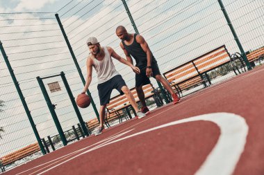 iki arkadaş açık havada basketbol arena sahada basketbol düşük açılı görünüş