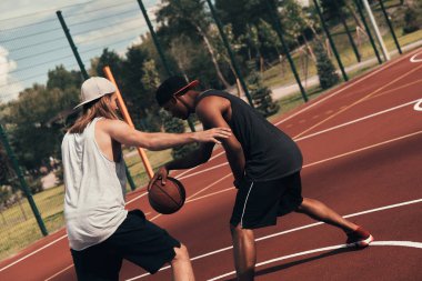 iki arkadaş açık havada basketbol arena sahada basketbol