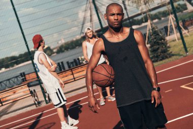 Afrika adam kamera oyun üzerinde dururken bakarak giyim spor