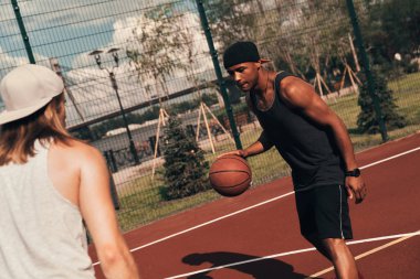 iki sporcu açık havada basketbol arena sahada basketbol