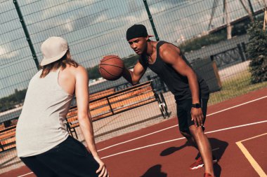 spor sahasında basket oynarken Giyim erkeklerde