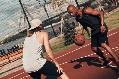 iki sporcu açık havada basketbol arena sahada basketbol