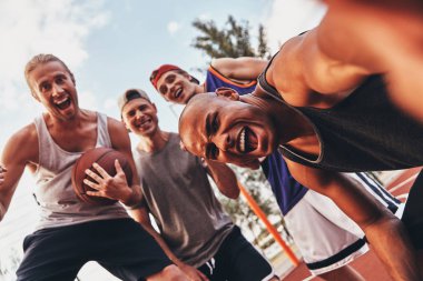 grup gülümseyen adam basketbol arena sahasına poz alarak selfie cep telefonu giyim spor
