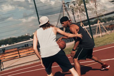 iki arkadaş açık havada basketbol arena sahada basketbol