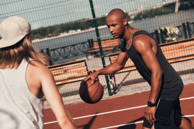 iki sporcu açık havada basketbol arena sahada basketbol