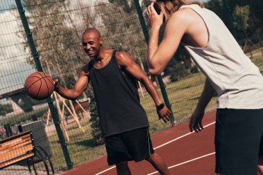 spor sahasında basket oynarken Giyim erkeklerde