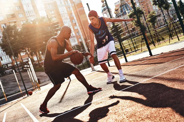 Deux Sportifs Jouant Basket Ball Plein Air Sur Terrain Basket — Photo