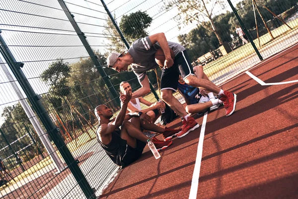 Amigos Esportivos Relaxando Campo Basquete Arena Após Jogo Apertando Mãos — Fotografia de Stock