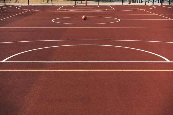 Cancha Baloncesto Con Pelota — Foto de Stock