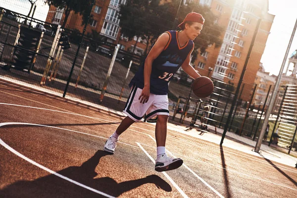 Caucasiano Jovem Desportista Jogar Basquete Campo Arena Livre — Fotografia de Stock