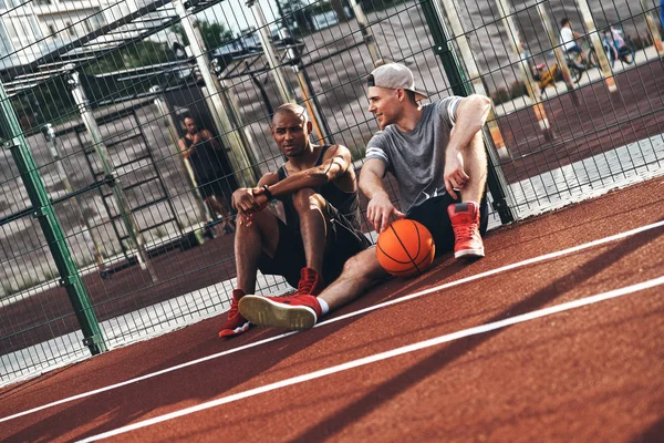 Jogadores Basquete Sentado Chão Quadra Relaxante — Fotografia de Stock