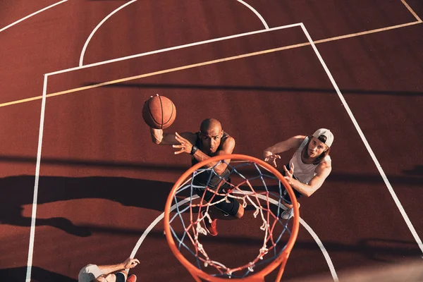 Deportistas Jugando Baloncesto Cancha Hombre Africano Anotando Slam Dunk — Foto de Stock