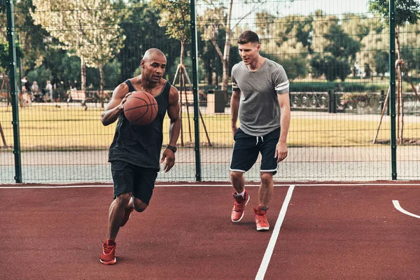 Equipo Baloncesto Arena Aire Libre Jugando Con Pelota —  Fotos de Stock