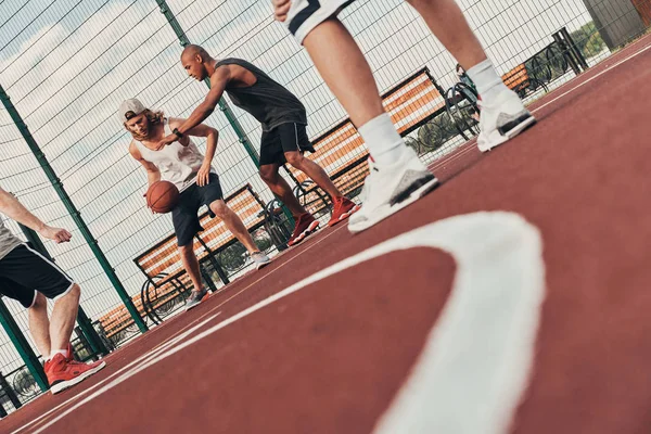 Skupina Lidí Kteří Hrají Basketbal Basketbal Arena Venku Nízký Úhel — Stock fotografie