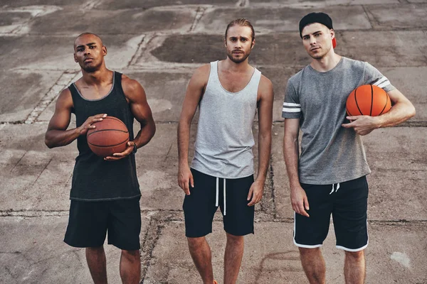 Jugadores Baloncesto Ropa Deportiva Mirando Cámara Mientras Están Aire Libre — Foto de Stock