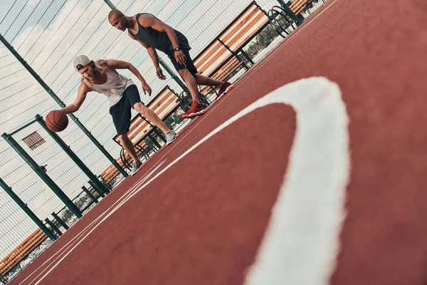 Low Angle View Two Friends Playing Basketball Outdoors Basketball Arena — Stock Photo, Image