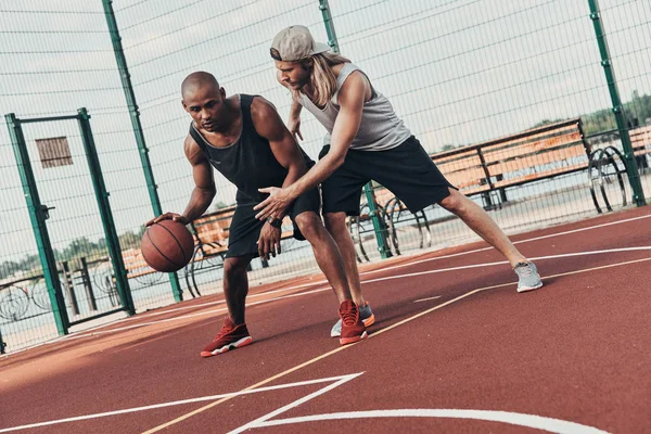 Twee Vrienden Spelen Basketbal Buitenshuis Arena Basketbalveld — Stockfoto