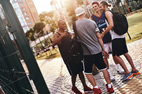 Grupo Hombres Jóvenes Ropa Deportiva Hablando Aire Libre —  Fotos de Stock