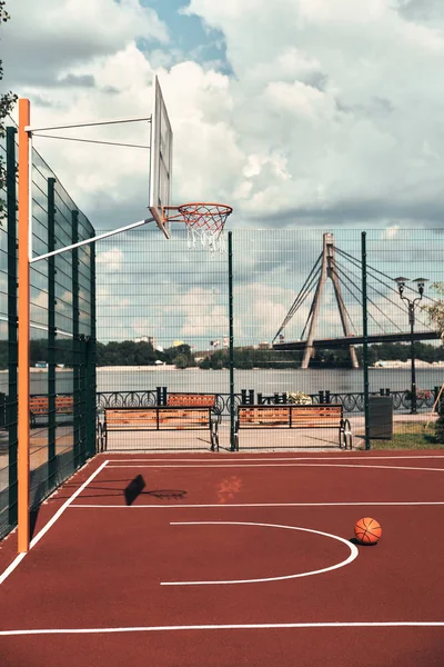 Basketbalový Míč Ležící Prázdné Basketbalové Hřiště Venku — Stock fotografie