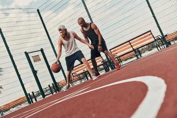 Vista Angolo Basso Due Amici Che Giocano Basket All Aperto — Foto Stock