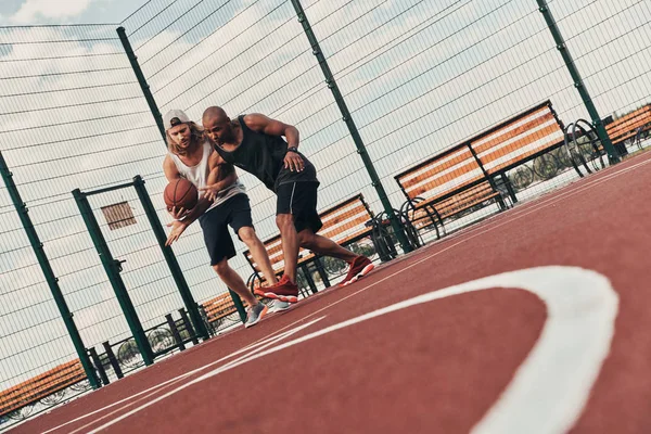 Visão Baixo Ângulo Dois Amigos Jogando Basquete Livre Campo Arena — Fotografia de Stock