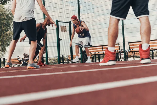 Deportistas Jugando Baloncesto Aire Libre Cancha Baloncesto Arena Vista Ángulo —  Fotos de Stock