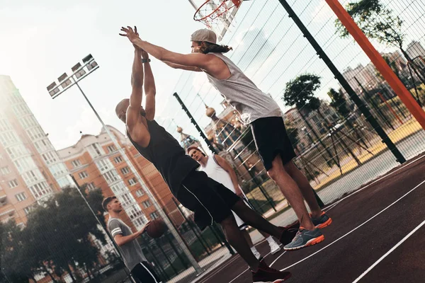 Jugadores Baloncesto Que Dan Cinco Por Victoria —  Fotos de Stock
