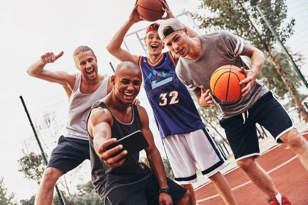 Groupe Hommes Souriants Vêtements Sport Prenant Selfie Sur Téléphone Portable — Photo