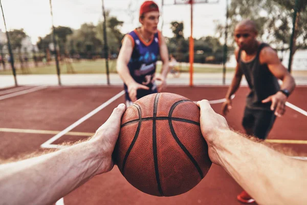 Menutup Dari Orang Memegang Bola Saat Bermain Basket Dengan Teman — Stok Foto