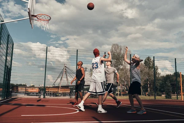 Grupo Homens Jovens Roupas Esportivas Jogando Basquete Livre — Fotografia de Stock