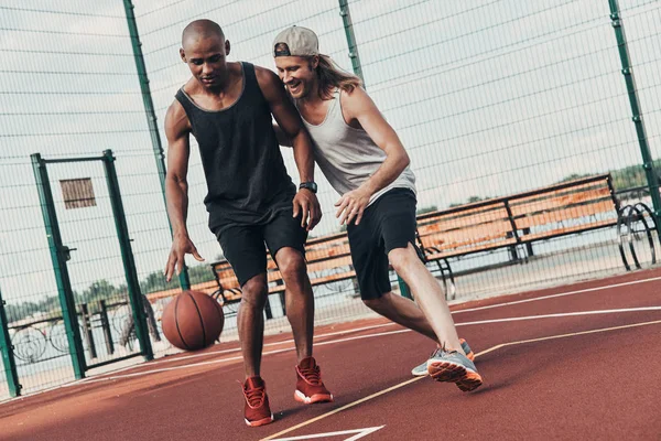 Dva Mladí Muži Hrají Basketbal — Stock fotografie