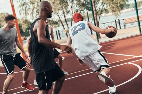 运动服装青年男子组在户外打篮球 — 图库照片