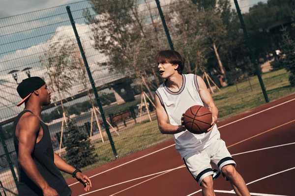 Dois Desportistas Jogando Basquete Livre Arena Basquete Gaiola — Fotografia de Stock