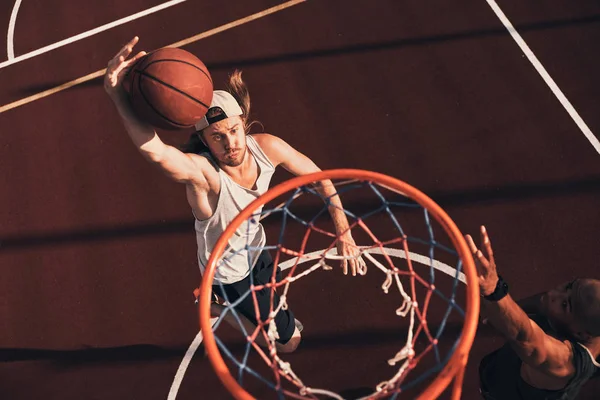 Pohled Mladého Muže Sportovní Oblečení Bodování Slam Dunk Při Hraní — Stock fotografie