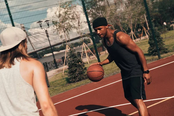 Два Спортсмена Играют Баскетбол Улице Баскетбольной Арене — стоковое фото