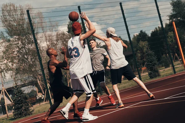 Groep Van Jonge Mannen Sportkleding Spelen Basketbal Buitenshuis — Stockfoto