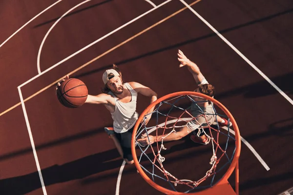 Вид Сверху Мужчин Спортивной Одежде Играющих Баскетбол Детской Площадке — стоковое фото
