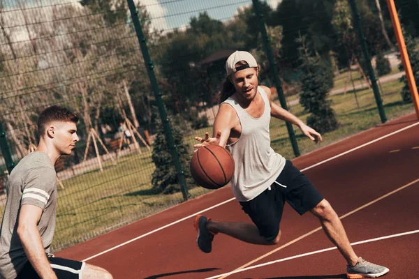 Важко Штовхати Двоє Молодих Чоловіків Спортивному Одязі Грають Баскетбол Проводячи — стокове фото