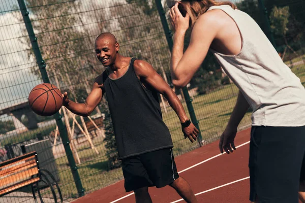 Män Sportkläder Spelar Basket Domstolen — Stockfoto