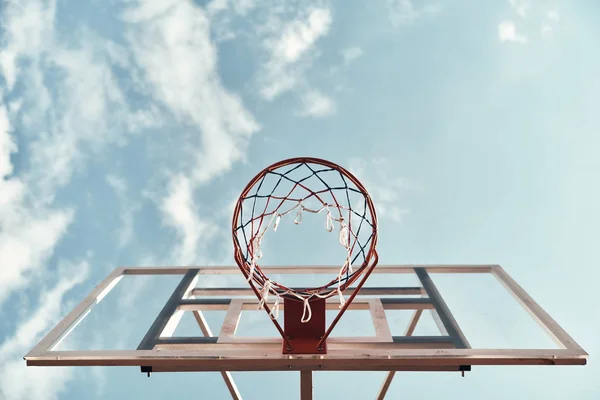 Aro Baloncesto Con Cielo Sobre Fondo Red Baloncesto —  Fotos de Stock