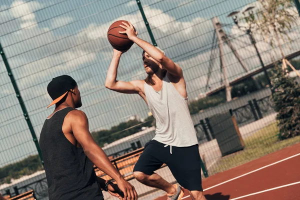 Homens Roupas Esportivas Jogando Basquete Quadra — Fotografia de Stock