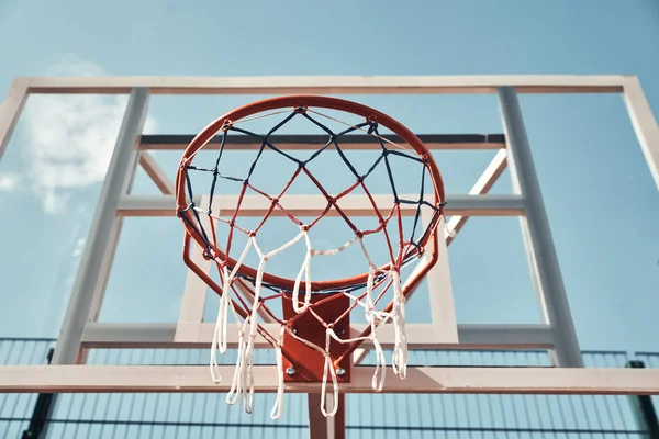 Basketbalový Koš Modrou Oblohou Pozadí — Stock fotografie