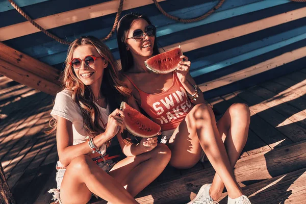 Gelukkig Vrouwen Watermeloen Segmenten Houden Terwijl Zittend Het Strand Genieten — Stockfoto
