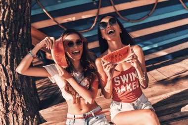 karpuz dilimleri olan genç kadın doğada gülüyor 