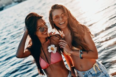 bikini sütyen uzak duran nehir açık havada yakınındaki arıyorum güzel kadınların gülümseyen