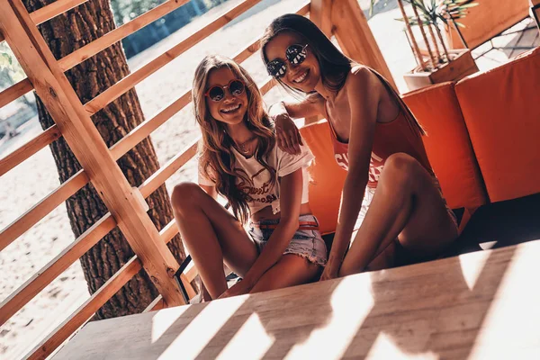 Atrakcyjnych Młodych Kobiet Uśmiechający Się Siedząc Kawiarni Plaży — Zdjęcie stockowe